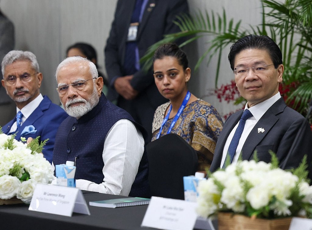 Indian PM Narendra Modi (2nd left) and Singaporean PM Lawrence Wong (right) during their visit to the a semiconductor unit. Photo courtesy: x.com/MEAIndia
